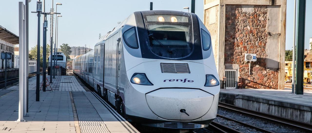 Un tren sale de la estación de Cáceres, en una fotografía de archivo.