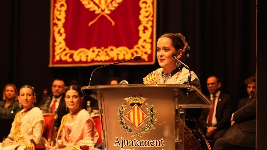 El homenaje a la reina de las fiestas de Vila-real del 2023, Gracia Gumbau, y su corte de honor, en imágenes