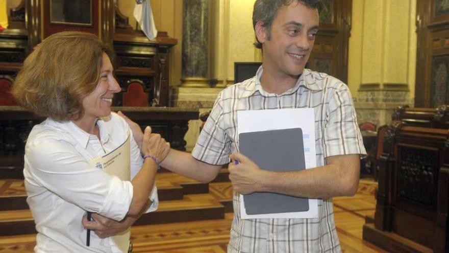 Mar Barcón con Xulio Ferreiro, en el pleno de organización municipal.