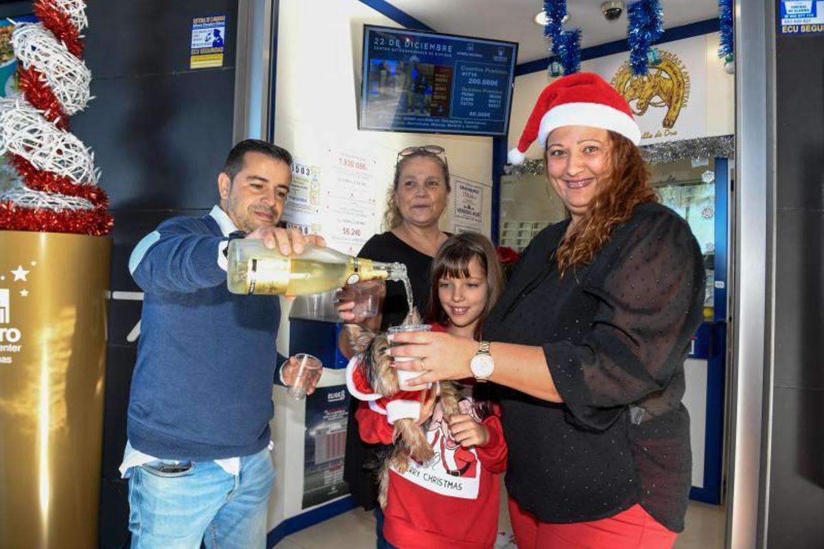 22-12-19  GRAN CANARIA. ZONA SUR. SAN BARTOLOME DE TIRAJANA. Seguimiento de la Loteria de Navidad en la Zona Sur, en la foto la Administracion de Loteria del Centro Comercial El Tablero que dio un 5º Premio. Fotos: Juan Castro.  | 22/12/2019 | Fotógrafo: Juan Carlos Castro