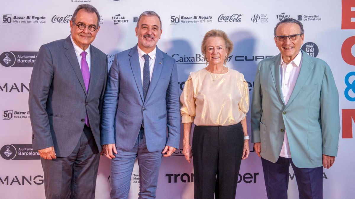 El director de El Periódico, Albert Sáez, junto al alcalde Jaume Collboni, la vicepresidenta de Prensa Ibérica Arantza Sarasola y el presidente y editor, Javier Moll. El director de El Periódico, Albert Sáez, junto al alcalde Jaume Collboni, la vicepresidenta de Prensa Ibérica Arantza Sarasola y el presidente y editor, Javier Moll.
