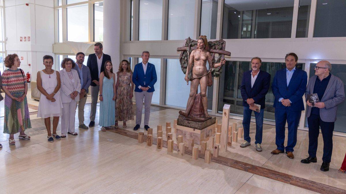 Por la izquierda flanquean 'Santa': Alexandre, Vilavedra, Sanmartín, Lago, López Campos, Carmen Asorey con su hija a su derecha, Rueda, Quintana Martelo, Keuroglian y Fernández Cid.