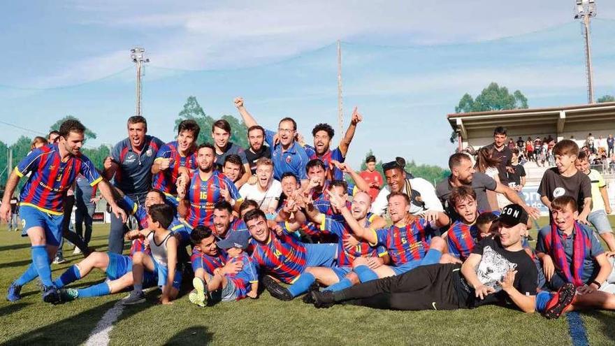 Los jugadores del Pontellas celebran el título logrado la pasada temporada. // José Lores