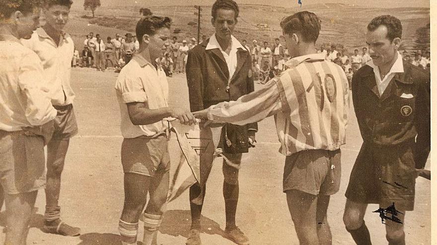 Pepe y Miguel Ramírez se saludan antes del comienzo de un partido disputado entre el Juventud Tamaraceite y el San Antonio.