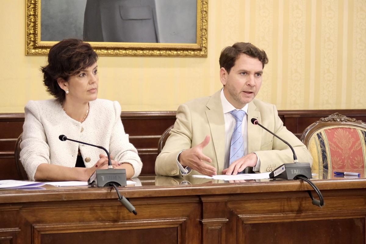 El alcalde de Cabra, Fernando Priego, y la la delegada de Medio Ambiente, María José Romero.