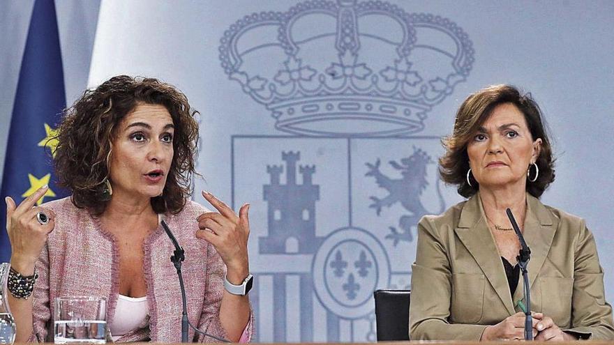 La vicepresidenta del Gobierno, Carmen Calvo (d), y la ministra de Hacienda MarÃ­a JesÃºs Montero, ayer.