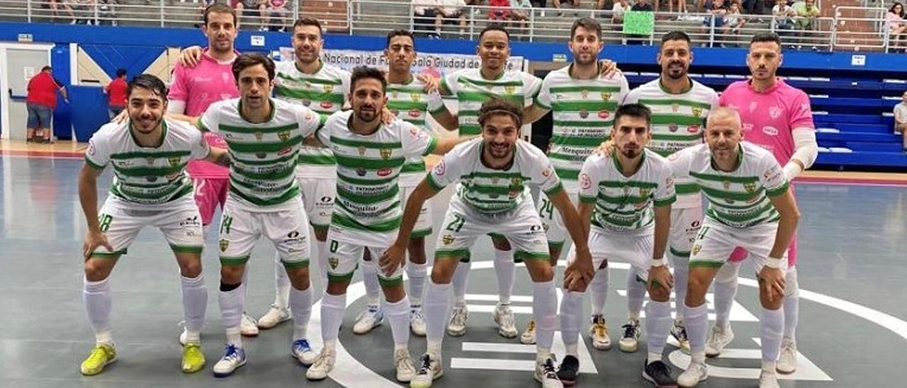 Los jugadores del Córdoba Futsal en el Juan de la Cierva, antes de medirse al Valdepeñas.