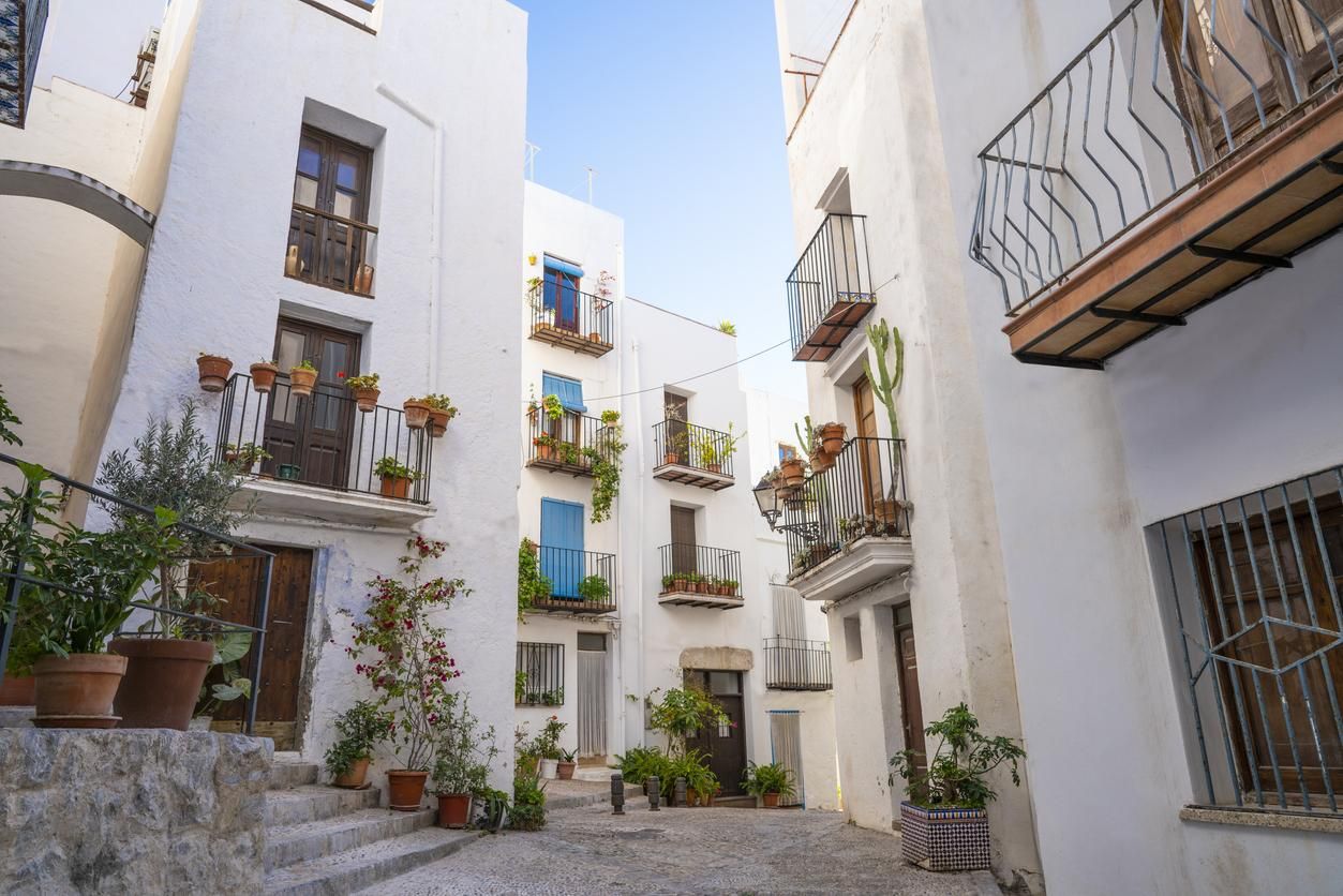 Así es la pequeña ciudad de calles empedradas, fachadas de cal blanca y mucho encanto del norte de Castellón