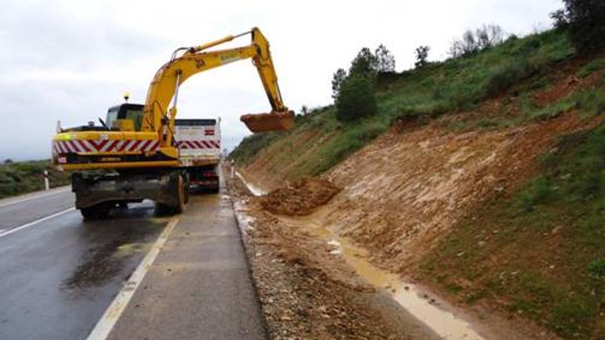 El Gobierno contrata obras en carreteras de Badajoz por 16 millones de euros