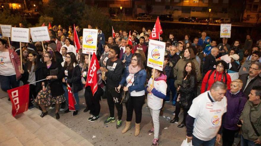 Concentración por tres despidos en el burguer del híper