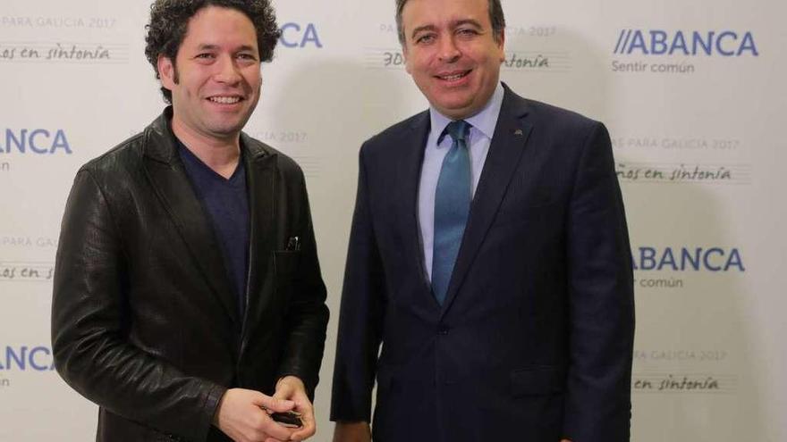 Gustavo Dudamel y Francisco Botas, ayer, en Santiago.