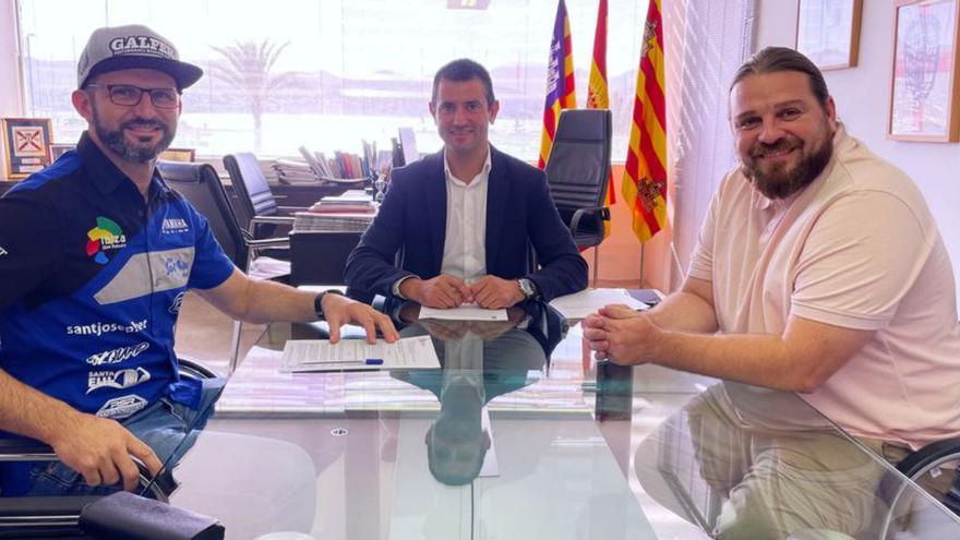 Imagen de la firma del convenio entre el Ayuntamiento de Sant Antoni y el piloto Toni Vingut.