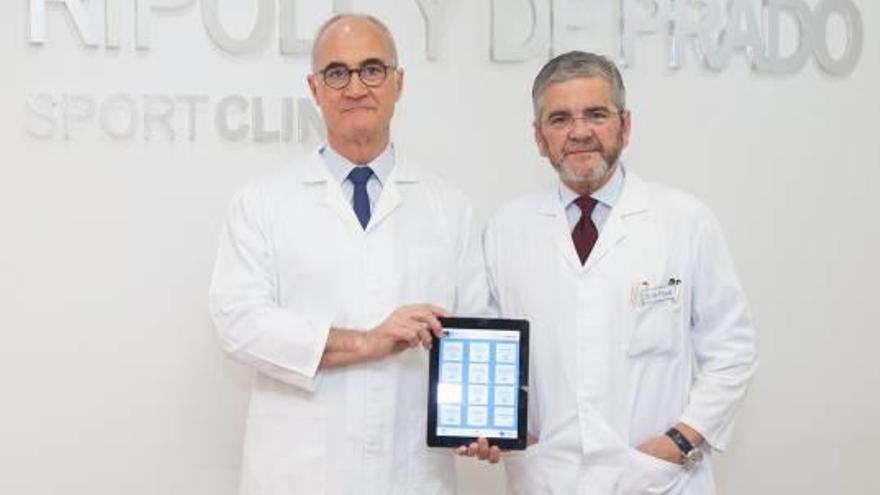 Los doctores Ripoll y De Prado posan con la aplicación CPR11 «Juega Seguro».
