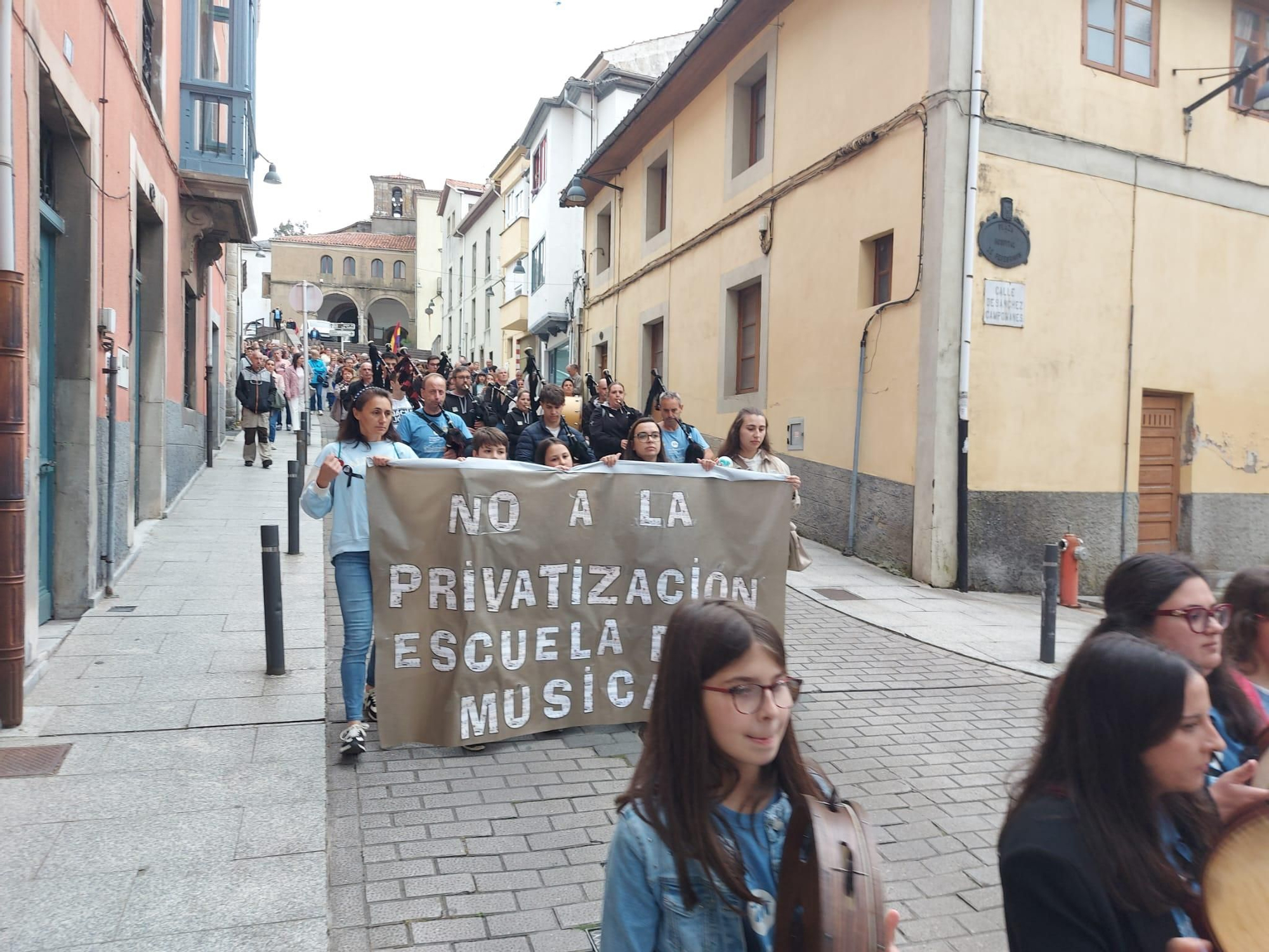 En imágenes: Así fue la manifestación contra el cierre de la Escuela de Música de Tineo