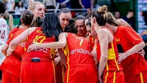 La selección española de básquet celebra una victoria.