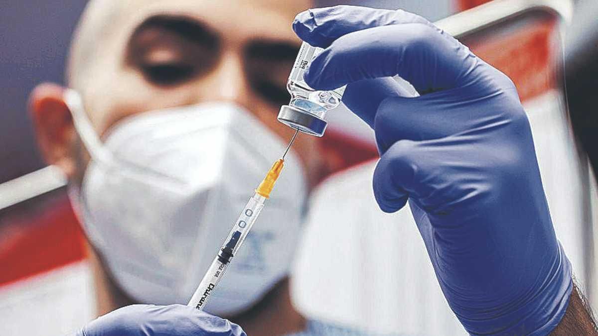 Un sanitari preparant una injecció, en una fotografia d'arxiu.