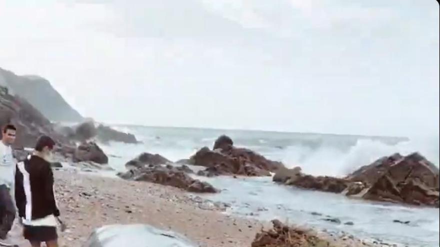 Aparece una ballena muerta en la playa de Arra, en Ribadesella