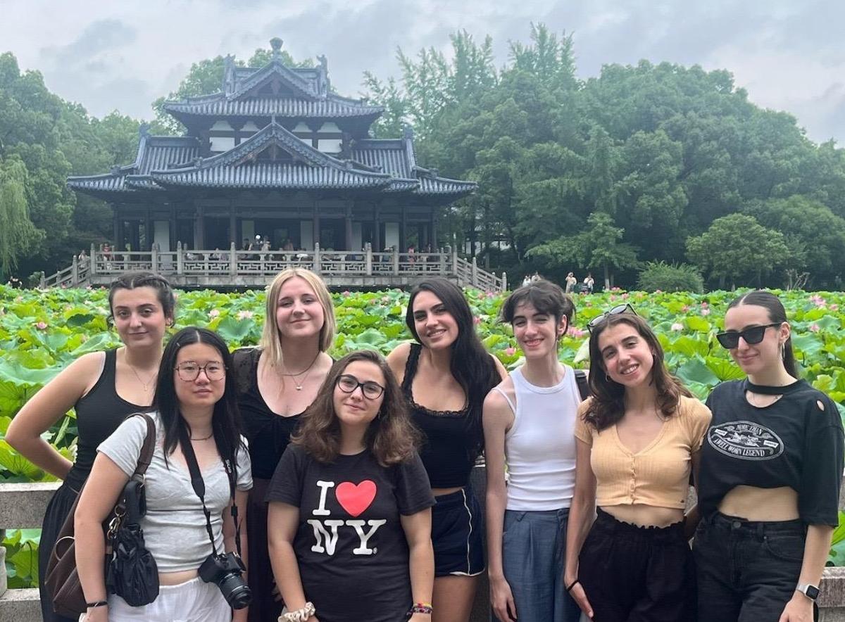 Carolina Baena, Alba Matute, María Melgosa, Luna Lixi Susin, Elsa Moessner y Jimena Arias, alumnas de la Universidad San Jorge en Shanghai.