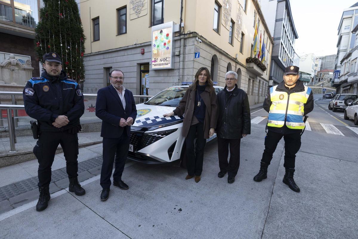 A directora xeral co alcalde, tenente de alcalde e policías locais en Malpica.