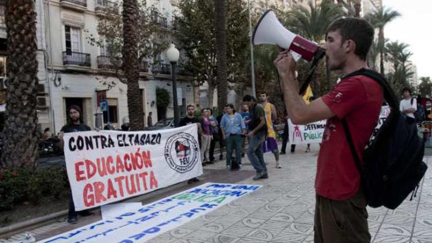 Estudiantes universitarios en una concentración la semana pasada ante la sede del Consell.