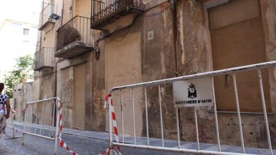 El Ayuntamiento ha acordonado con vallas las casas afectadas en previsión de posibles desprendimientos.