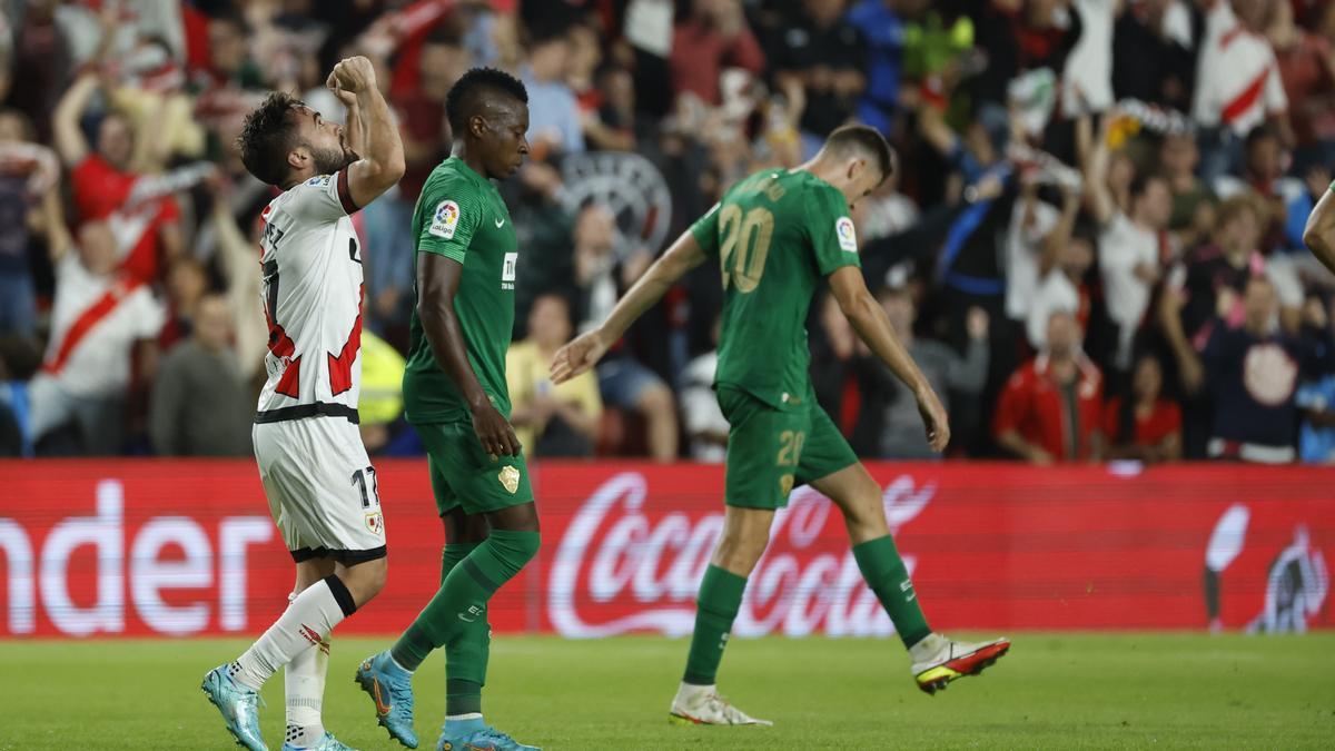 Palacios y Gumbau, cabizbajos, tras encajar un gol contra el Rayo