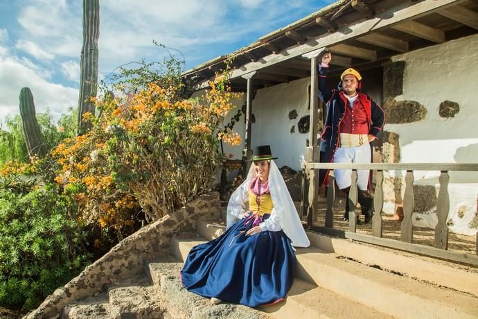 Boda con vestimenta de típicos de Gisela y Aday