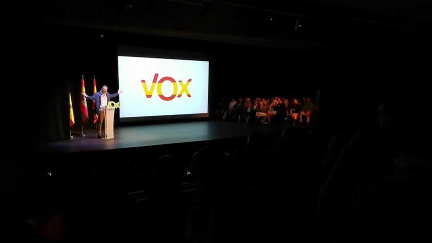 Cerca de 400 personas asisten al mitin de Vox en Ibiza.