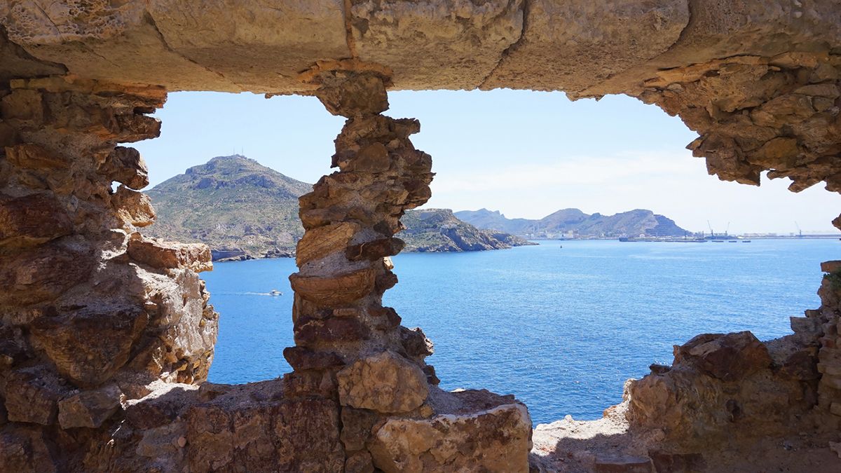El lugar del Mediterráneo donde puedes bucear en aguas transparentes, caminar por acantilados salvajes y terminar el día entre ruinas romanas: está en Cartagena