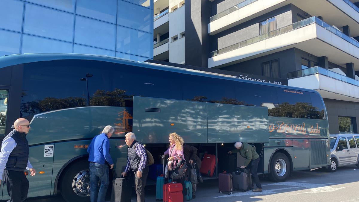 Un grupo de visitantes de los viajes del Imserso baja de un autobús para entrar en un hotel de Peñíscola.
