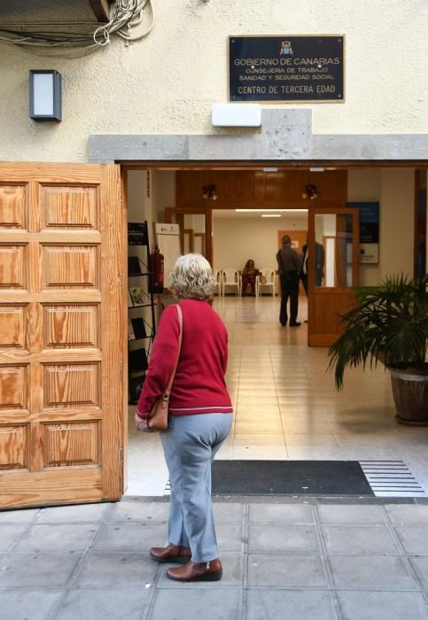 03/01/2019 TELDE. El concejal de Servicios Sociales,Diego Ojeda, abre las puertas del centro de mayores de Telde..Fotografa: YAIZA SOCORRO.