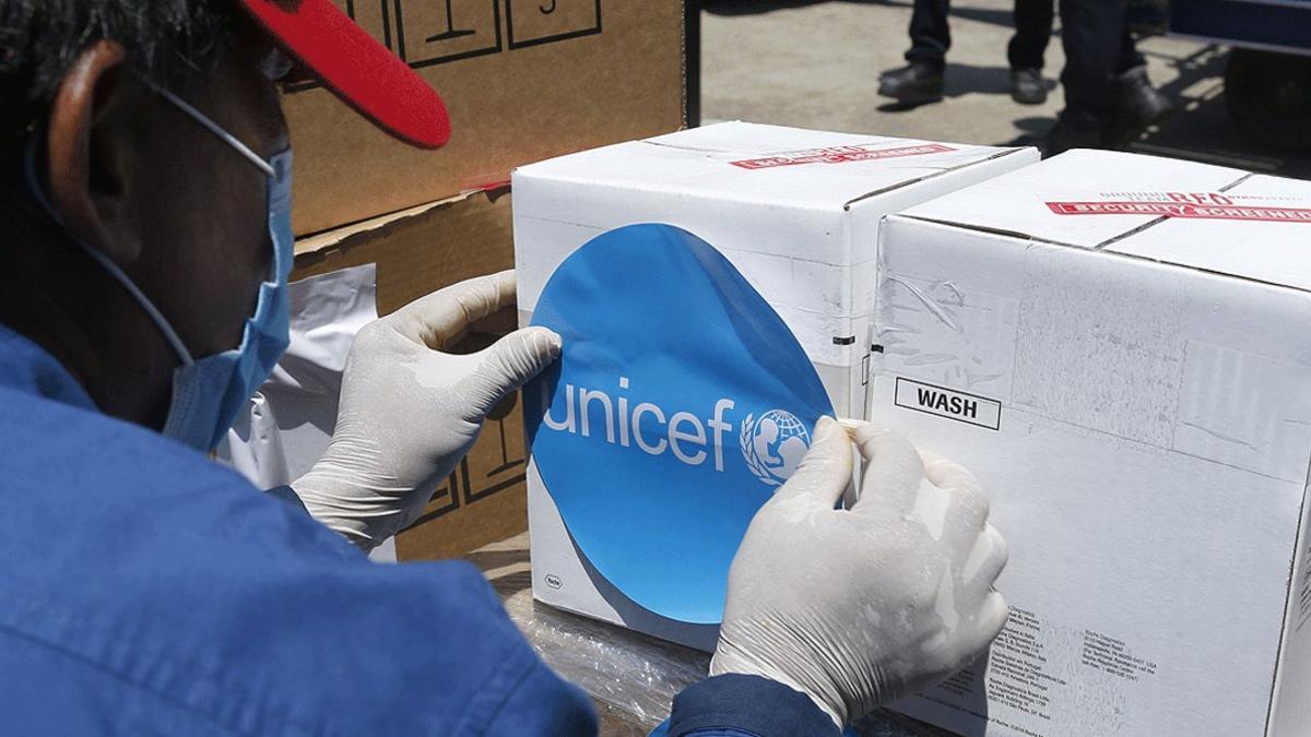 Preparación de un cargamento de Unicef con tests de covid-19, en el aeropuerto de Rangún (Myanmar), el 10 de mayo