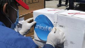 Preparación de un cargamento de Unicef con tests de covid-19, en el aeropuerto de Rangún (Myanmar), el 10 de mayo.