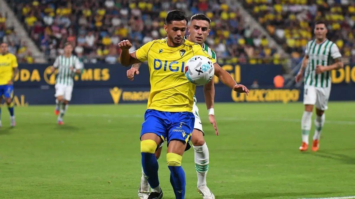 Pereira controla un balón ante un jugador del Córdoba.