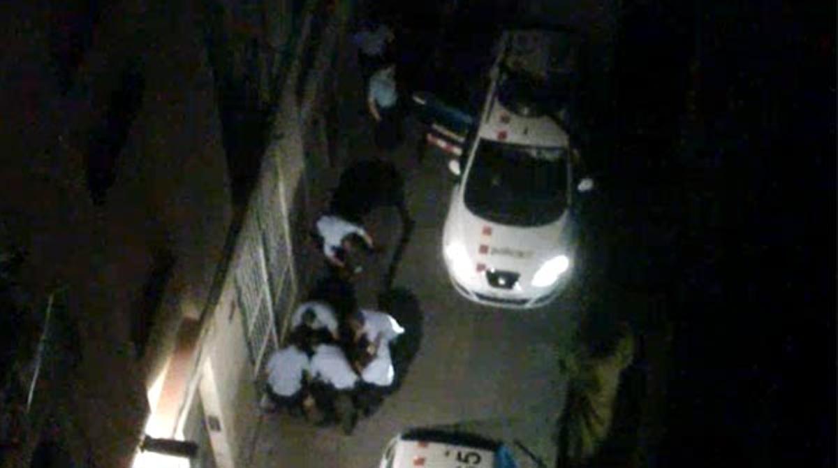 Dos vídeos destapen els cops dels Mossos a lempresari del Gayxample