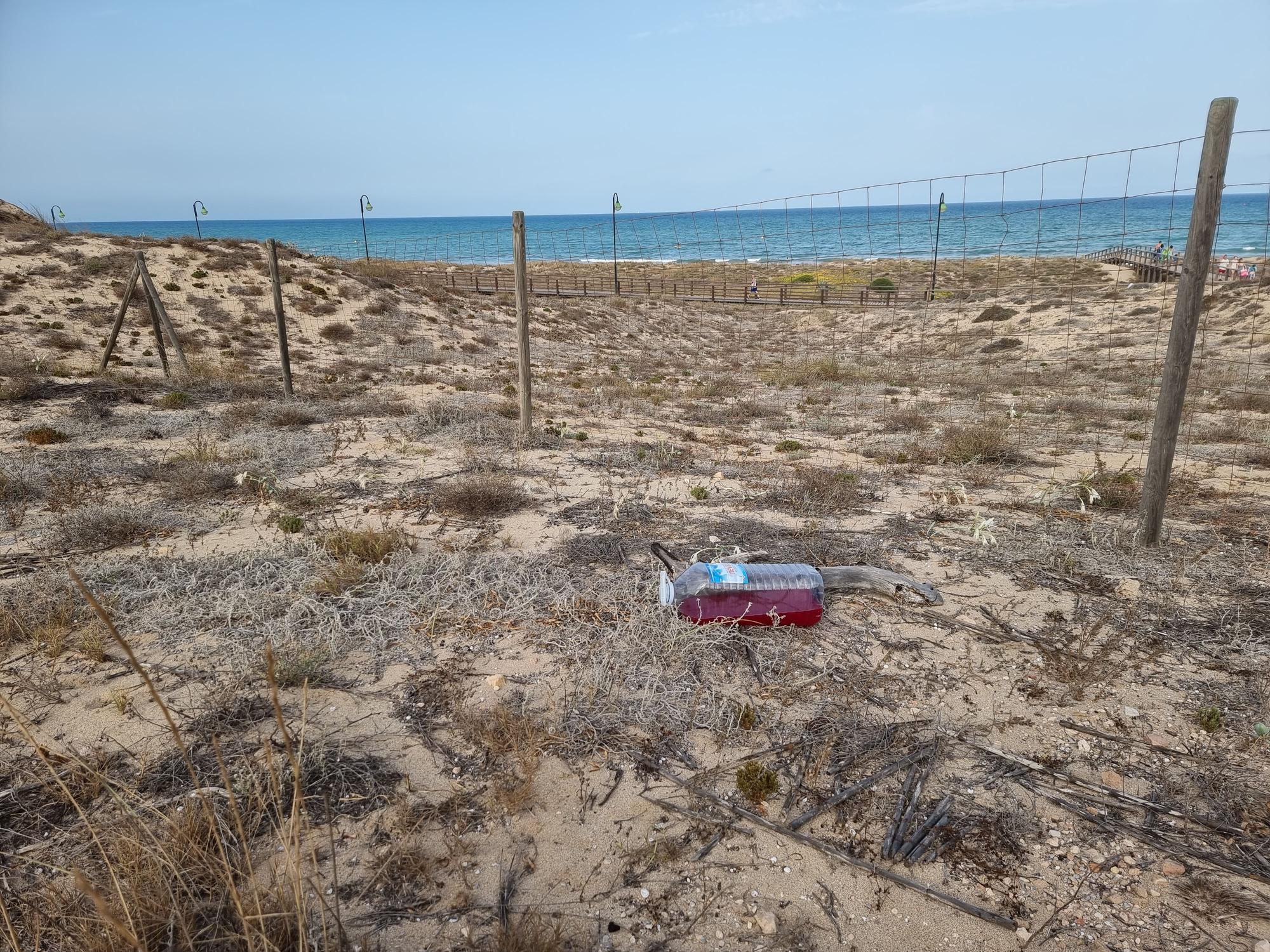 Así queda el paraje del Molino del Agua de Torrevieja tras un botellón