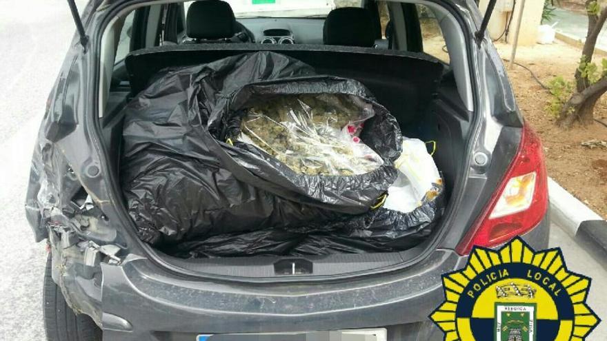 Se estrella con su coche en Calp y acaba detenido por llevar en el maletero 15 kilos de marihuana