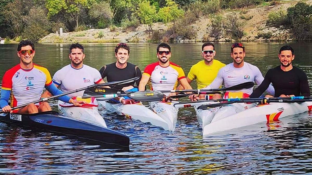 Carlos Garrote, segundo por la derecha, en el pantano de San Juan junto al resto de palistas.