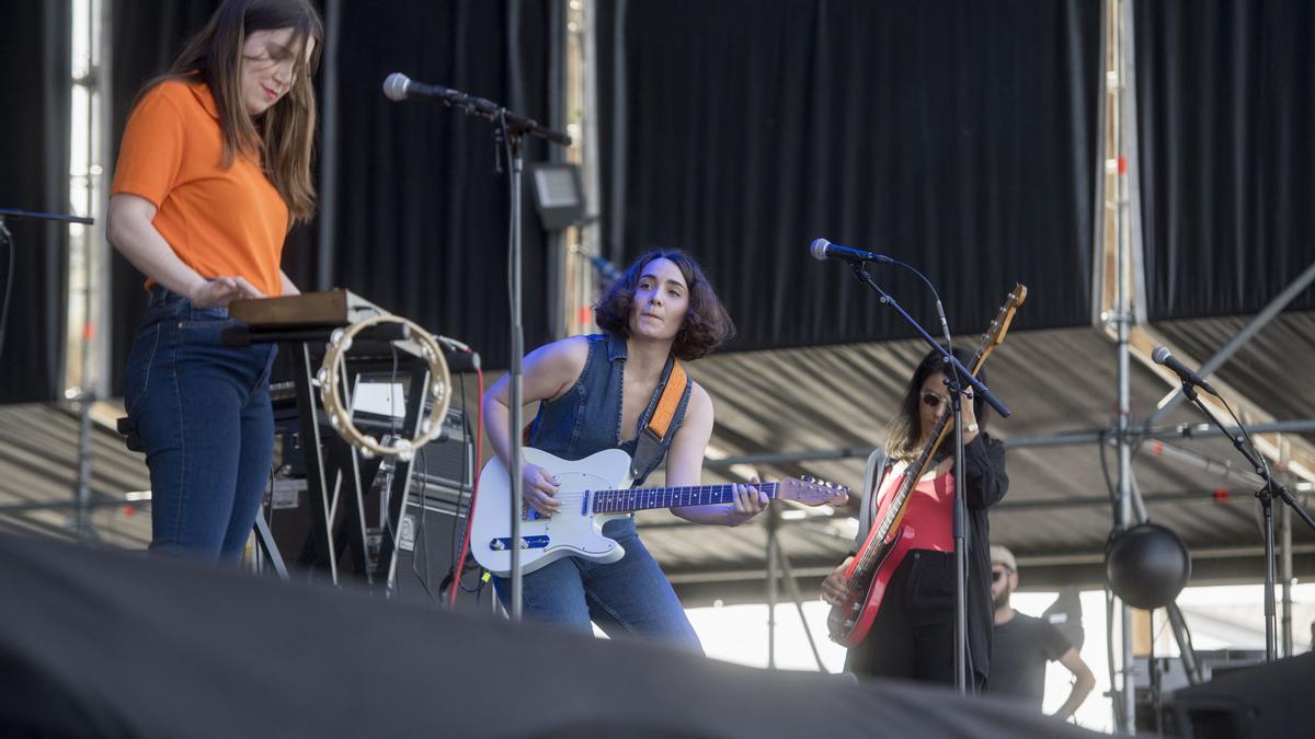 El grupo Rombo durante su actuación en el festival Primavera Sound en el escenario patrocinado por Binance.