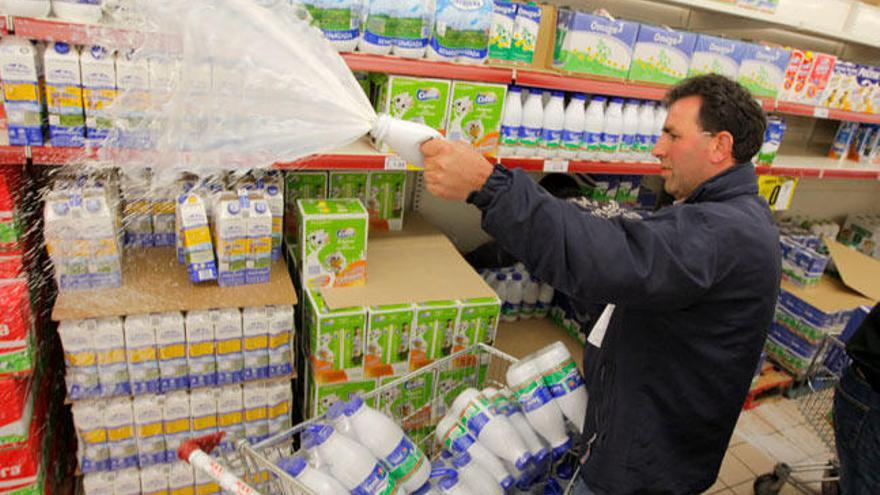 Protesta de un productor de leche en Santiago // EFE