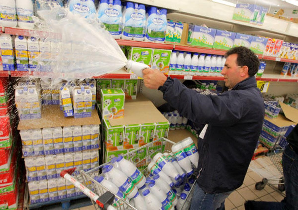 Protesta de un productor de leche en Santiago // EFE