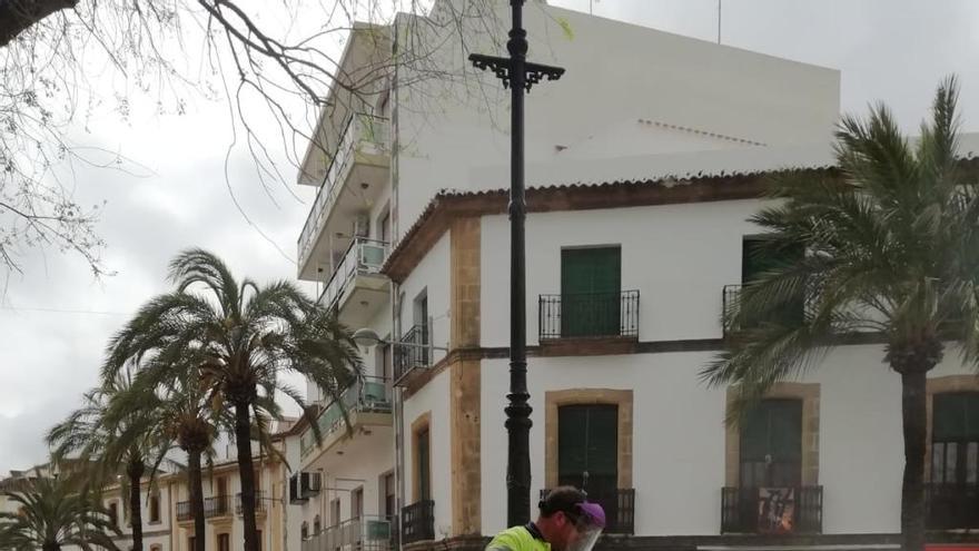 La Policía de Xàbia pone ocho denuncias a vecinos que estaban en la calle sin causa justificada