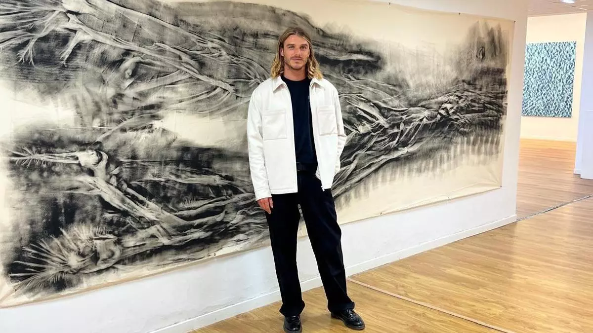 Iyán Castaño, el artista que convierte las ondas de arena en arte, expone en Servicios Universitarios