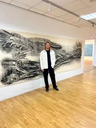 Iyán Castaño, el artista que convierte las ondas de arena en arte, expone en Servicios Universitarios