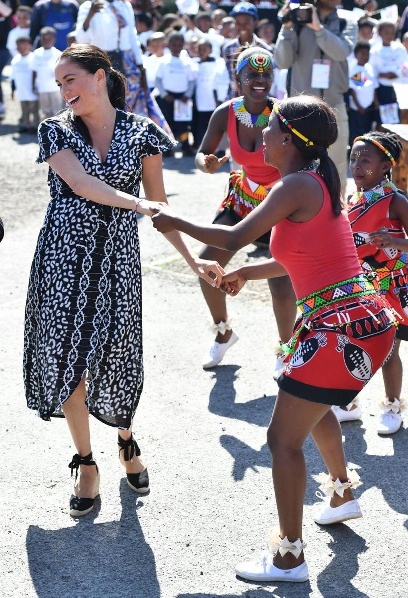 Meghan Markle con el primer look que ha llevado, rematado con alpargatas de Castañer, en su primera parada del viaje que está haciendo con su familia por África