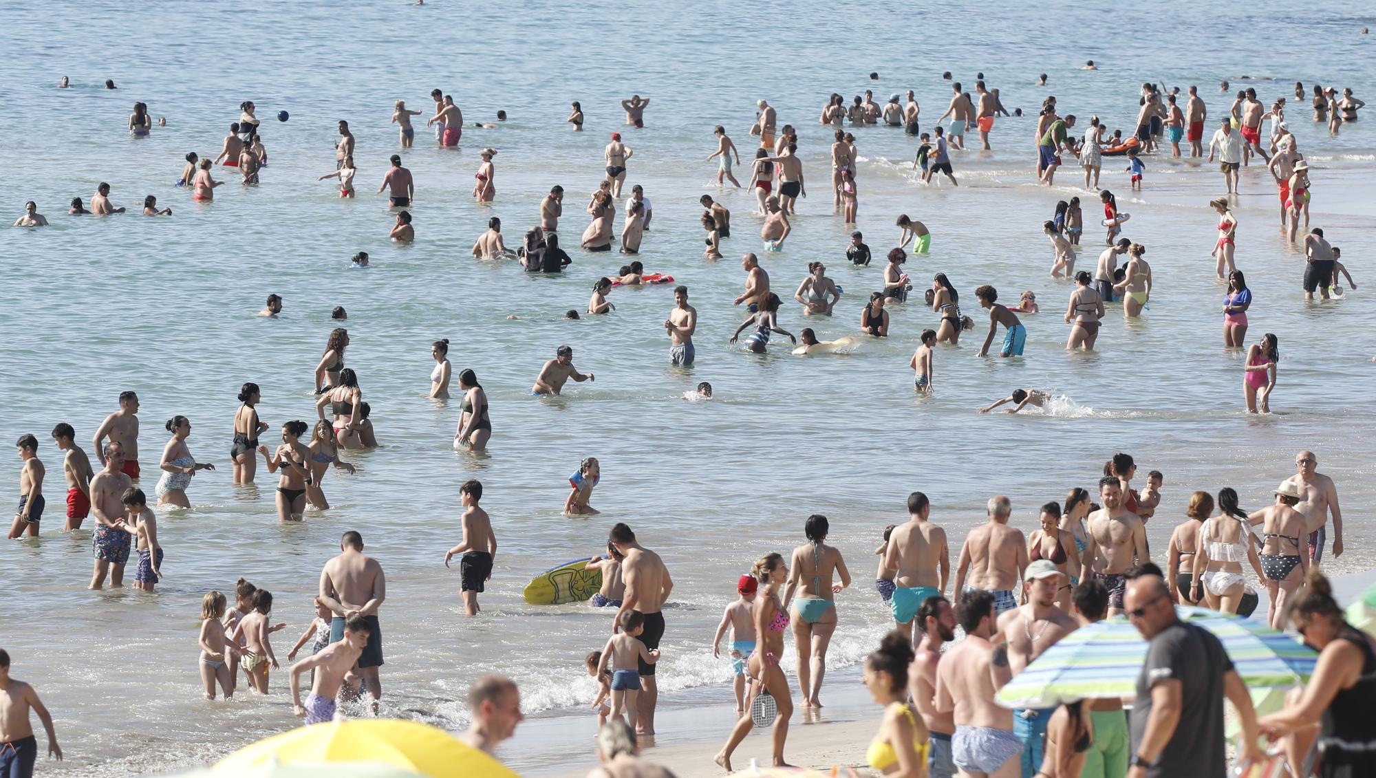 Plaga de sombrillas en Samil, con los termómetros superando los 35 grados