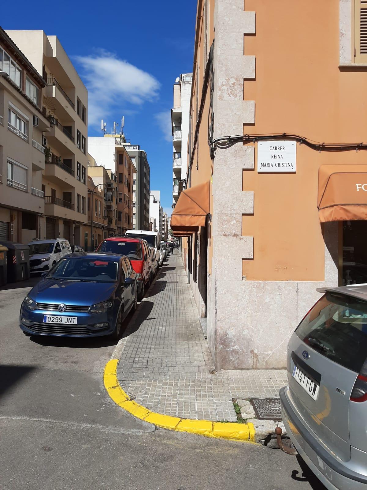 Los bordillos de piedra viva, embadurnados de pintura amarilla en la zona de la plaza de toros de Palma Los bordillos de piedra viva, embadurnados de pintura amarilla en la zona de la plaza de toros de Palma