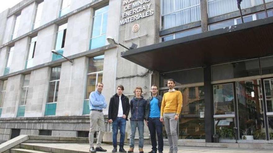 Por la izquierda, los investigadores asturianos Javier de Cos, Sergio Suárez, Kike Díez, Carlos González y Joaquín González-Nuevo.