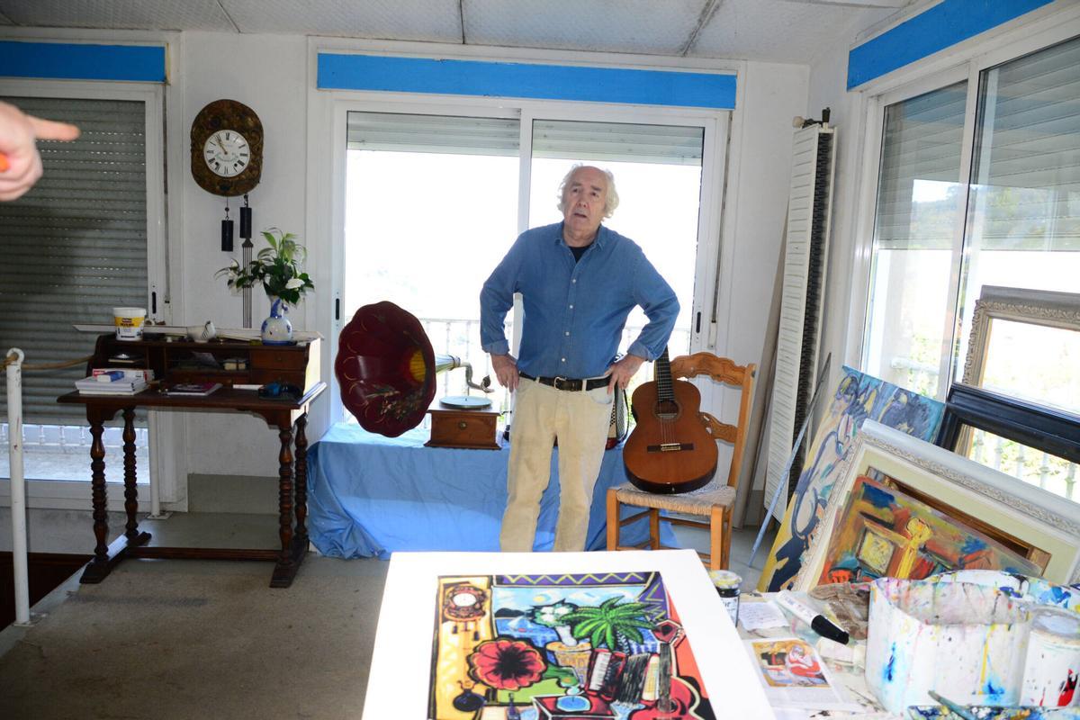 El pintor José María Barreiro en su casa-estudio de Bueu