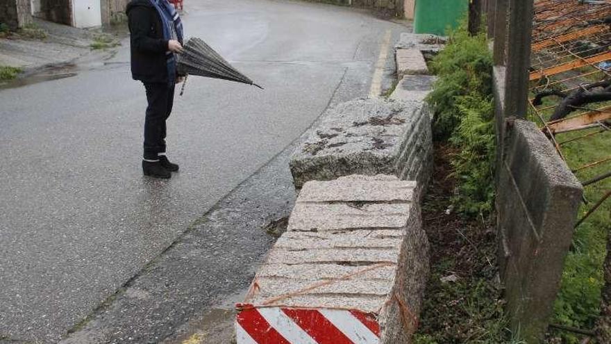 Los bloques de piedra en la curva. // Santos Álvarez